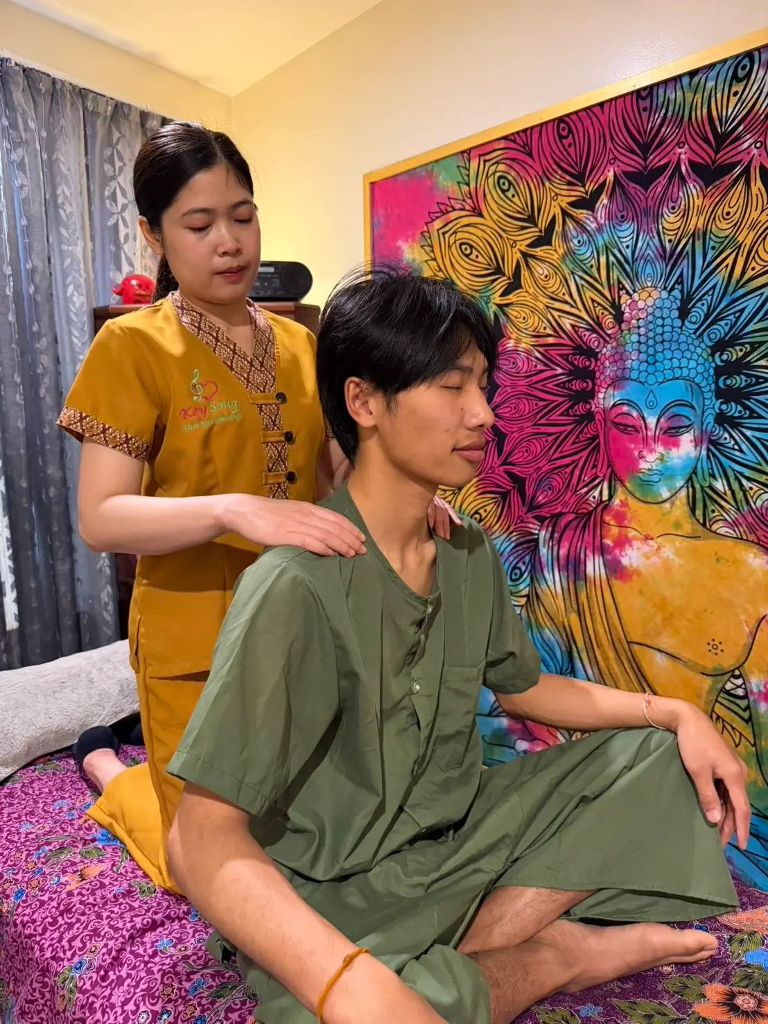 KeySong therapist giving a shoulder massage